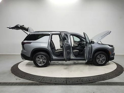 Used 2025 Chevrolet Traverse LT FWD image 16