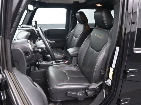 Used 2018 Jeep Wrangler Unlimited Sahara w/ Connectivity Group AWD/4WD image 19
