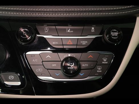 Used 2022 Chrysler Pacifica Touring-L image 14