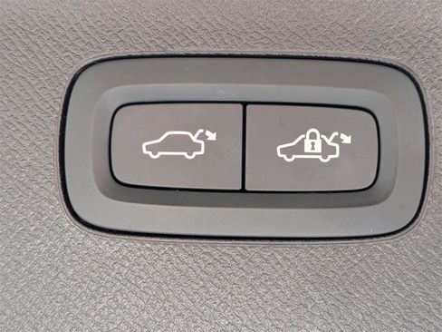 Certified 2025 Volvo XC90 B6 Plus image 14