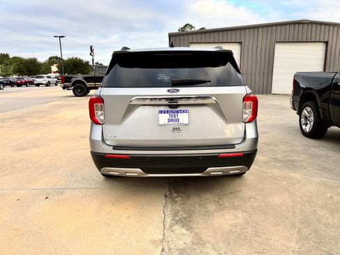 Used 2021 Ford Explorer XLT w/ Equipment Group 202A image 5