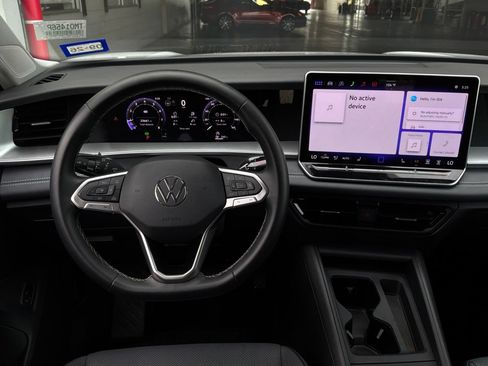 Used 2026 Volkswagen Tiguan SE FWD image 14