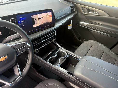 Used 2025 Chevrolet Traverse LT w/ Driver Confidence Package FWD image 19