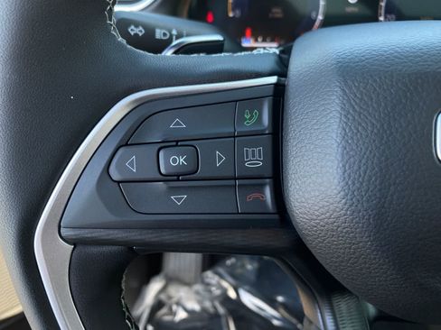 Used 2025 Jeep Grand Cherokee L Laredo image 27