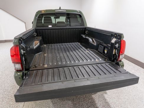 Used 2021 Toyota Tacoma TRD Off-Road w/ Technology Package AWD/4WD image 11