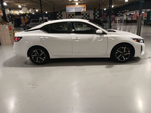 Used 2025 Nissan Sentra SV FWD image 8