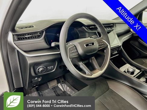 Used 2025 Jeep Grand Cherokee Altitude AWD/4WD image 3