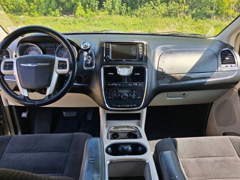 Used 2015 Chrysler Town & Country Touring FWD image 11