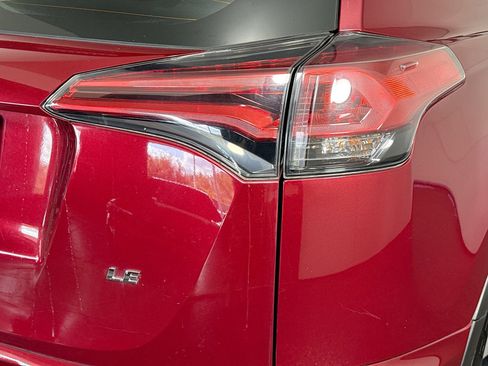 Used 2018 Toyota RAV4 LE image 33