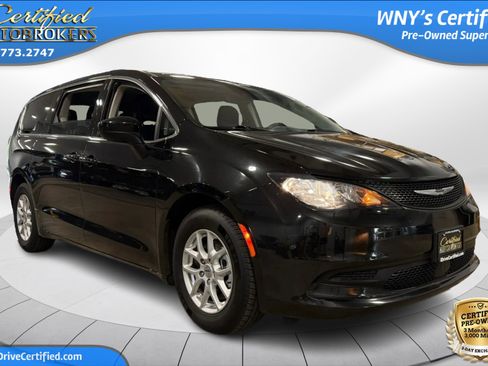 Used 2023 Chrysler Voyager LX FWD image 3