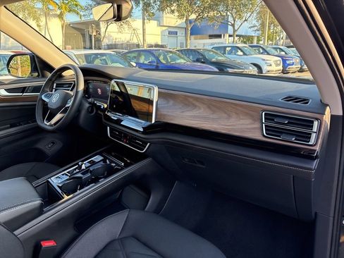 Used 2024 Volkswagen Atlas SE image 16