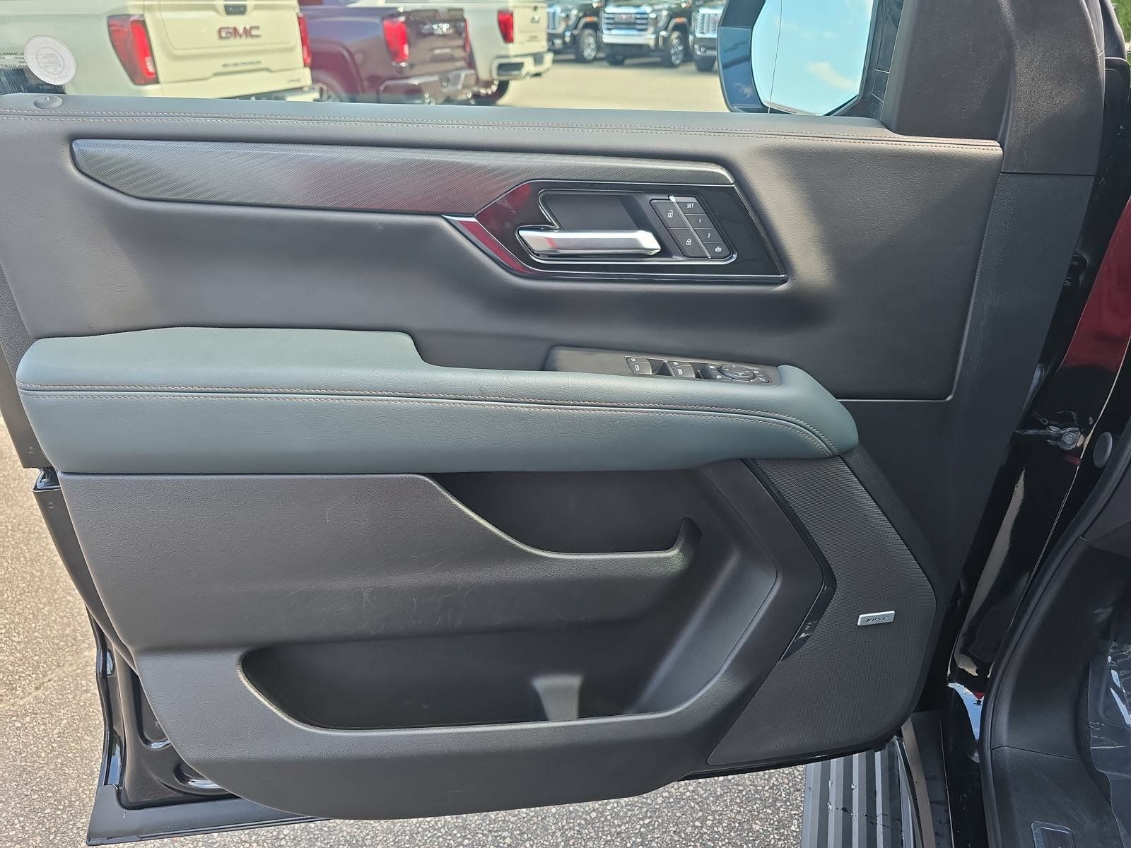 Used 2025 GMC Yukon AT4 w/ AT4 Premium Package AWD/4WD image 28