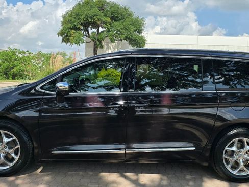 Used 2017 Chrysler Pacifica Limited FWD image 10