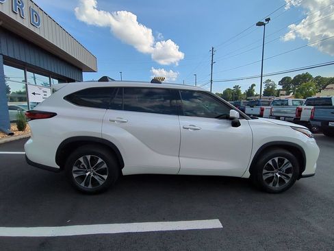 Used 2021 Toyota Highlander XLE FWD image 4