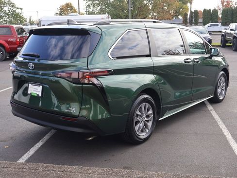Used 2024 Toyota Sienna XLE image 8