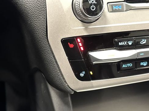 Used 2023 Ford Explorer XLT image 8