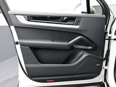 Certified 2025 Porsche Cayenne AWD/4WD image 7