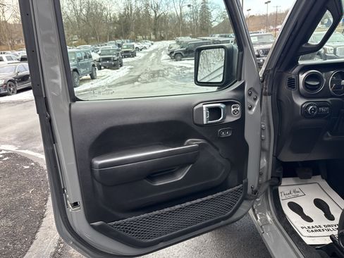 Used 2021 Jeep Gladiator Sport image 15