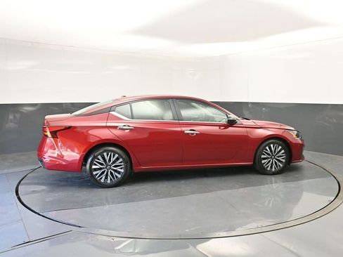 Used 2025 Nissan Altima 2.5 SV image 15