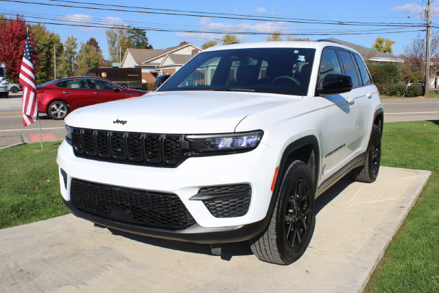 Used 2024 Jeep Grand Cherokee Altitude AWD/4WD image 6