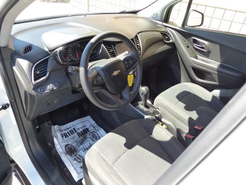 Used 2022 Chevrolet Trax LS w/ Tint and Cruise Package image 16