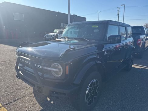 Used 2022 Ford Bronco Outer Banks image 2