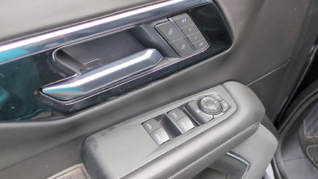 Used 2025 Chevrolet Tahoe LT RWD image 13