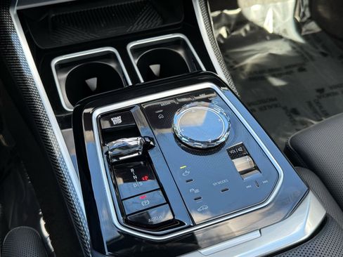 Used 2025 BMW 760i xDrive w/ Premium Package image 28