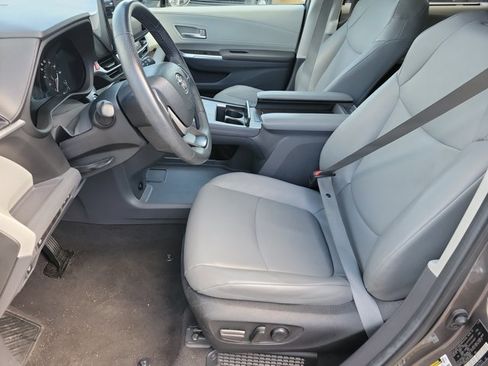 Used 2024 Toyota Sienna XLE image 5