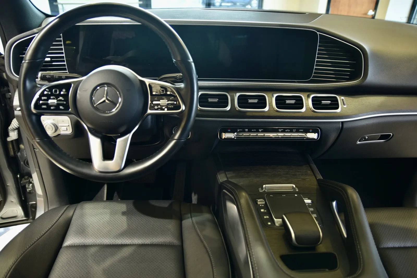 Used 2023 Mercedes-Benz GLE 350 4MATIC w/ Premium Package image 13