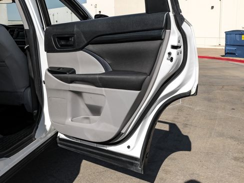 Used 2019 Toyota Highlander LE image 37