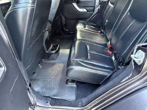 Used 2014 Jeep Wrangler Unlimited Sahara image 21