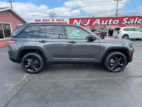 Used 2024 Jeep Grand Cherokee Limited w/ Black Appearance Package image 4