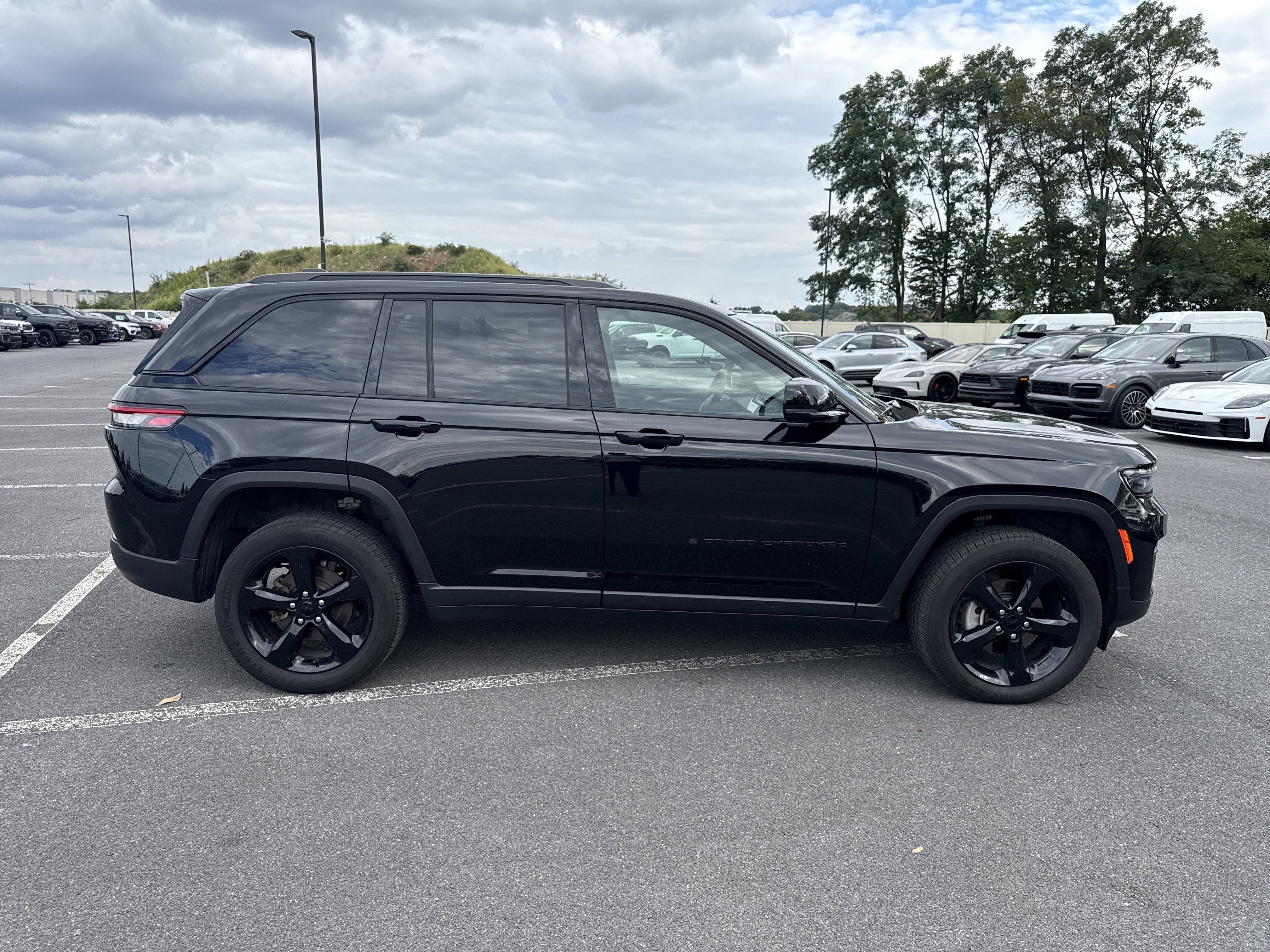 Used 2023 Jeep Grand Cherokee Altitude AWD/4WD image 50