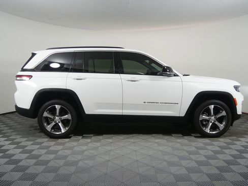 Used 2024 Jeep Grand Cherokee Limited w/ Luxury Tech Group II AWD/4WD image 2