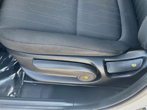 Used 2021 Hyundai Venue SE FWD image 15