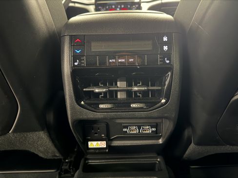 Used 2023 Jeep Grand Cherokee L Limited w/ Luxury Tech Group II AWD/4WD image 29