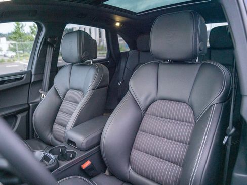 Certified 2026 Porsche Macan Turbo AWD/4WD image 5