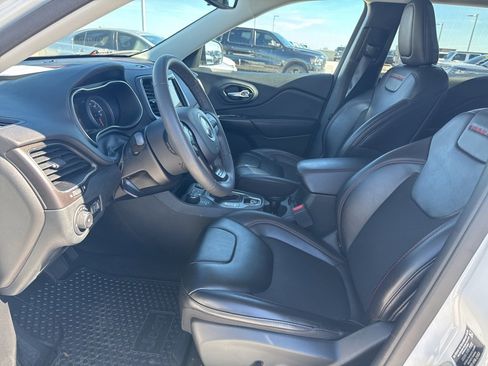 Used 2022 Jeep Cherokee Trailhawk image 17