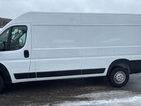 Used 2025 RAM ProMaster 2500 w/ Convenience Group image 4