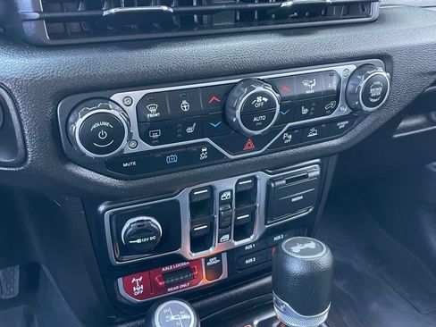 Used 2024 Jeep Wrangler Unlimited AWD/4WD image 35