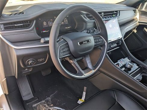 New 2025 Jeep Grand Cherokee Limited image 9