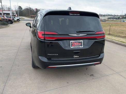 Used 2025 Chrysler Pacifica Select image 8