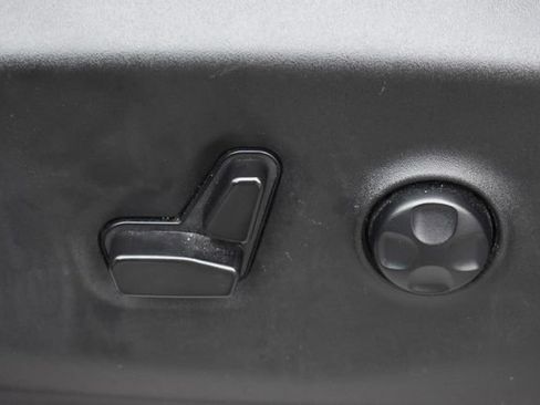 Used 2023 Chrysler Pacifica Touring-L FWD image 23