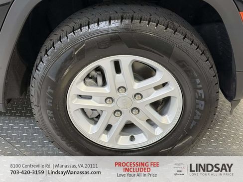 Used 2023 Jeep Grand Cherokee Laredo w/ Luxury Tech Group I AWD/4WD image 11