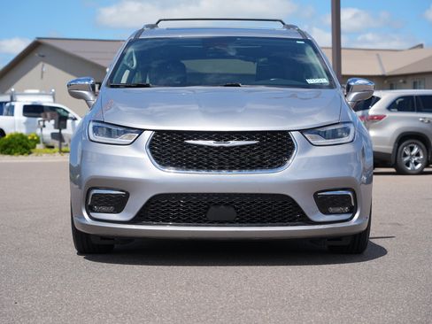 Used 2021 Chrysler Pacifica Limited AWD/4WD image 8