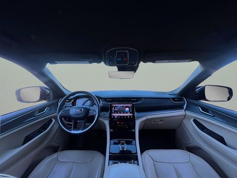 Used 2023 Jeep Grand Cherokee Limited w/ Luxury Tech Group II image 19