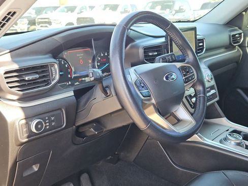 Used 2022 Ford Explorer XLT w/ Equipment Group 202A image 10