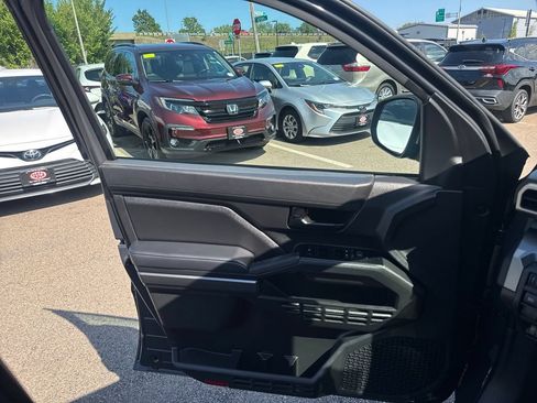 Used 2025 Toyota Tacoma SR5 AWD/4WD image 35