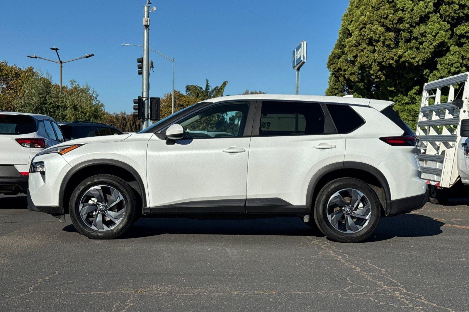 Used 2024 Nissan Rogue SV FWD image 9